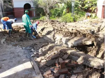  ??  ?? Rhodes University workers fixing a burst water pipe which is said to be the responsibi­lity of Makana Municipali­ty, 30 August 2017.