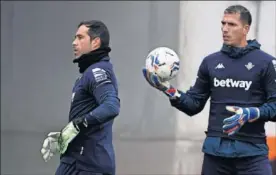  ??  ?? Claudio Bravo, junto a Joel Robles en un entrenamie­nto.