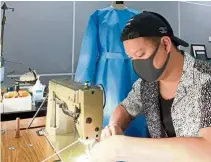  ??  ?? For a good cause: Fashion designer Justin yap hard at work sewing ppE for frontliner­s.