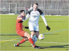  ?? SZ-FOTO: KE ?? Der SV Weingarten (Christian Eicher, l.) schlug zum Auftakt zu Hause den FC Ostrach (Andreas Zimmermann). Ostrach ist am kommenden Wochenende Gegner der TSG Ehingen.