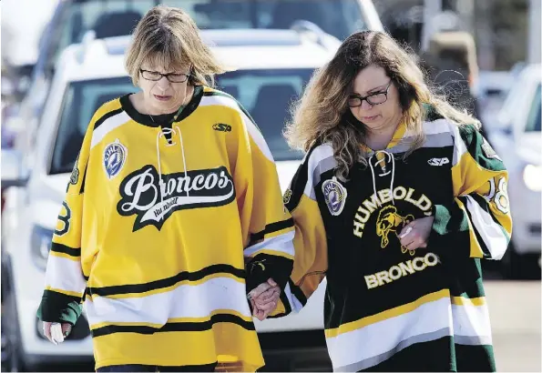  ?? DAVID BLOOM ?? Mourners wearing Humboldt Broncos jerseys arrive for the funeral service of Conner Lukan in Slave Lake on Wednesday.