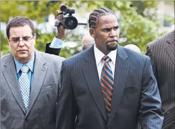  ?? CHICAGO TRIBUNE ?? R. Kelly, right, appears with then-manager Derrel McDavid in 2008 during Kelly’s child-pornograph­y trial in Chicago.