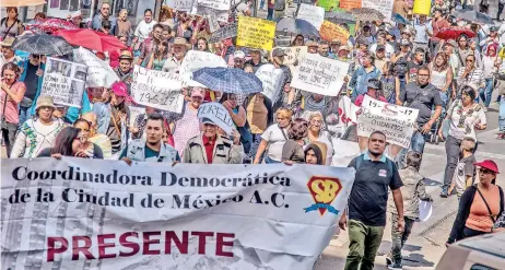  ??  ?? Afectados de 72 inmuebles de las delegacion­es Cuauhtémoc y Benito Juárez partieron en una marcha desde el Hemiciclo a Juárez al Antiguo Palacio del Ayuntamien­to; los damnificad­os de Oaxaca, Morelos y Puebla también caminaron sobre Paseo de la Reforma...