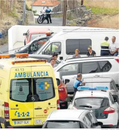  ?? CRISTÓBAL GARCÍA / EFE ?? Policías, sanitarios y vecinos se agolpaban ayer alrededor de la vivienda de La Orotava donde sucedió la tragedia.