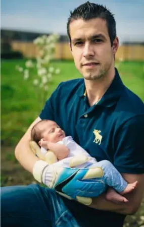  ?? FOTO KOEN FASSEUR ?? Kevin Vekemans houdt met zijn gelukshand­schoenen zijn pas geboren dochter Marie vast.