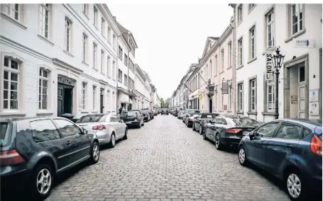  ?? FOTO: ANDREAS ENDERMANN ?? Blick auf die Bilker Straße und ein sehr teures Pflaster in Düsseldorf. In der Carlstadt werden im Vergleich der Stadtteile besonders hohe Mieten aufgerufen.