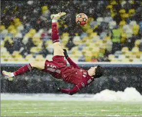  ?? FOTO: EFE ?? El noveno gol de Lewandowsk­i en esta Champions, maravillos­o Chilena con nieve