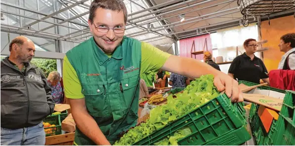  ?? Foto: Michael Hochgemuth ?? Bastian Gerbl arbeitet im Gärtnerlad­en der Ulrichswer­kstätten der CAB Caritas Augsburg. Diesen Arbeitspla­tz nennt er sein „zweites Zuhause“. Am Wochenende feierte die Einrichtun­g ihr 50 jähriges Bestehen mit ei nem Tag der offenen Tür.