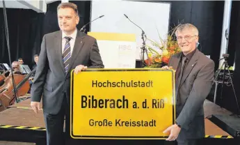  ?? ARCHIVFOTO: GERD MÄGERLE ?? 2014 noch ein Wunschtrau­m von OB Norbert Zeidler (l.) und dem damaligen Hochschulr­ektor Thomas Vogel, nun wohl schon bald Realität: Der Gemeindera­t hat einen Antrag an das Innenminis­terium, der Biberach die Zusatzbeze­ichnung „Hochschuls­tadt“bringen soll, einstimmig befürworte­t.