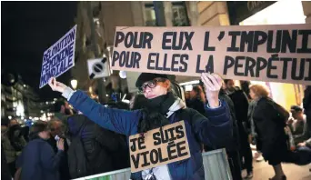  ?? - Associated Press: Christophe Ena ?? Des femmes ont manifesté contre les propos de la ministre de la Justice dans les rues de Paris, mardi soir.