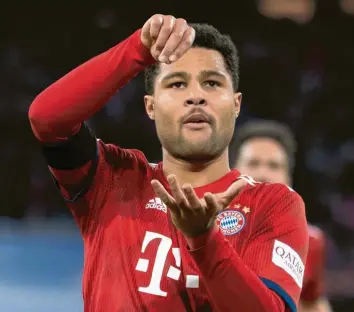  ?? Foto: Sven Hoppe, dpa ?? Derzeit mehr Chefkoch als Zuarbeiter: Serge Gnabry. Der Münchner ist gerade dabei, sich einen Stammplatz im Münchner Starensemb­le zu sichern. Gegen Schalke gelang ihm der dritte Treffer binnen weniger Tage.Bayern München