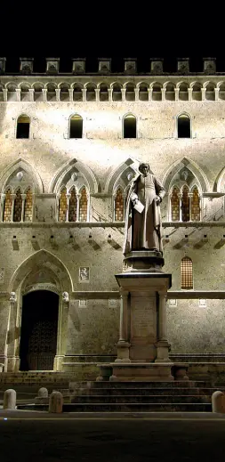  ??  ?? Piazza Salimbeni La statua di Sallustio Bandini davanti alla sede di Mps a Siena