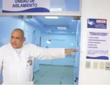  ??  ?? El director del hospital militar Ramón de Lara, doctor Ramón Artiles Santamaría, en la Unidad de aislamient­o.