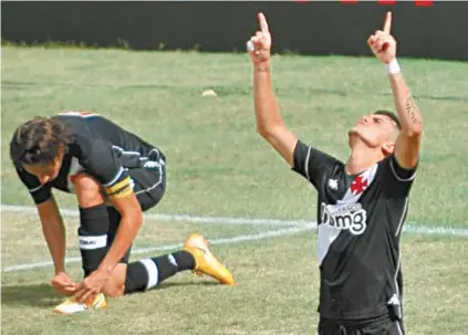  ?? JHONY PINHO / AGIF ?? Enquanto o capitão Caio Lopes amarra a chuteira, Gabriel Pec comemora o primeiro gol do Vasco