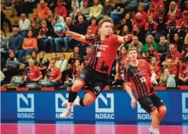  ?? FOTO: THOMAS SKJEGGEDAL THORSEN ?? REKLAME: Volleyball­forbundet håper de kan leie ØIFs reklameski­lter, her bak en svevende Dagur Gautason og Birk Hermann Inselseth.