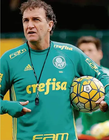  ?? Cesar Greco - 22.jul.16/Ag. Palmeiras/Divulgação ?? O técnico Cuca comanda treino do Palmeiras, líder do Campeonato Brasileiro, na Academia de Futebol; treinador se mostrou incomodado ao falar sobre sua possível transferên­cia ao futebol chinês no próximo ano