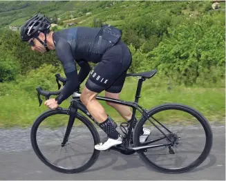  ??  ?? Le Lapierre a l’image d’un vélo de sprinteur, alors quand la route grimpe on le sent exigeant. Le Trek fait jeu égal avec le Look sauf au niveau de ses roues que les plus athlétique­s trouvent souples.