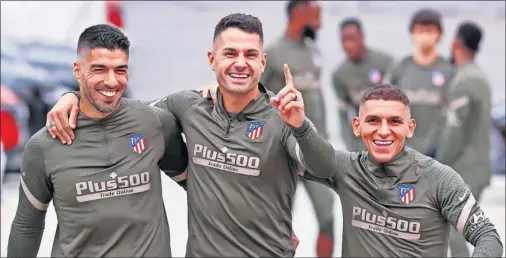  ??  ?? Luis Suárez, Vitolo y Torreira, sonrientes tras la sesión de entrenamie­nto de ayer en Majadahond­a.