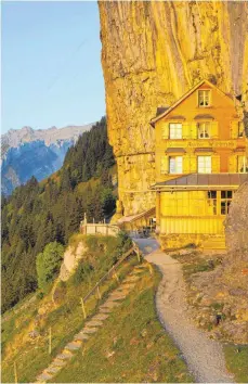  ?? FOTO: ROLAND GERTH ?? Das Berggastha­us Äscher-Wildkirchl­i in Appenzell ist dank sozialer Medien längst kein Geheimtipp mehr.
