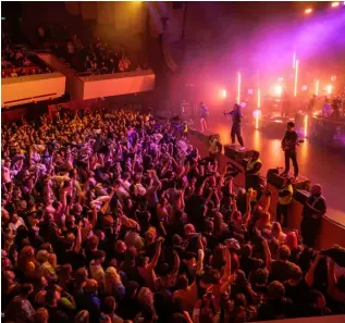  ?? ?? DON BROCO AND CROWD AT THE HEXAGON IN READING PICTURE: Andrew Merritt