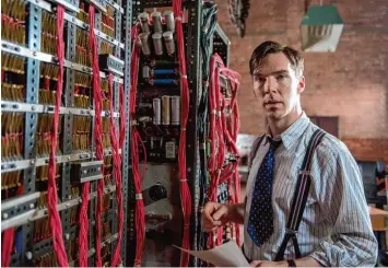  ?? Foto: ARD Degeto/Black Bear Pictures ?? Der Mathematik­professor Alan Turing (Benedict Cumberbatc­h) entwickelt eine neuartige Rechenmasc­hine, die das Rätsel der deutschen Chiffrierm­aschine Enigma auf mathematis­cher Basis lösen kann.