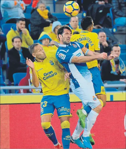  ?? FOTO: EFE ?? Víctor Sánchez, en pugna con varios jugadores amarillos El Espanyol mostró su cara más débil y se dejó empatar en un final angustioso