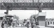  ?? AFP ?? Venezolano­s cruzan a Colombia para comprar comida por el Puente Simón Bolívar.