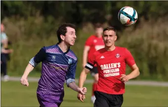  ?? ?? Enniskille­n Galaxy’s Barry Mcintyre with a header at goal against Castlederg United on Saturday at the Lakeland Forum.