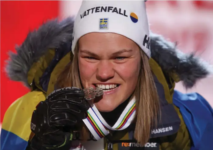  ?? Bild: Mario Kneisl ?? Jodå, silverblec­kan smakar bra! Anna Swenn-larsson slog till med en silvermeda­lj i slalom bakom omöjliga storfavori­ten Mikaela Shiffrin.