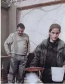  ??  ?? Dette bildet fra 1997 eller 1998 er blitt brukt som et argument for at Gülizer Tasdemir har vaert i PKK. Mannen i bakgrunnen er PKKlederen Abdullah Öcalan.