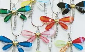  ??  ?? Las libélulas forman parte de las artículos más vendidos en sus tiendas, junto a los pendientes de corazones.