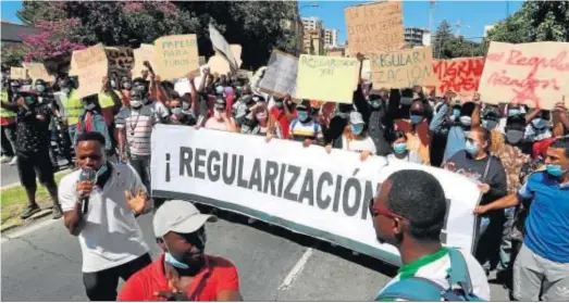  ?? ALBERTO DOMÍNGUEZ ?? Cabecera de la manifestac­ión multitudin­aria de los migrantes, en la avenida de Italia, en la mañana de ayer.