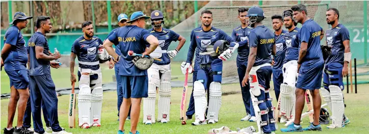  ?? ?? Chris Silverwood speaks to Sri Lankan players during a training session