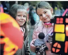  ?? RP-FOTO: STEPHAN KÖHLEN ?? Lichterfes­t der Stadtwaldk­ids: (v.l): Noemi (7) und Joy (9) präsentier­en stolz ihre Laternen.