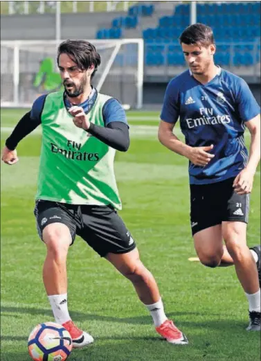  ??  ?? LÍDERES DE LA SEGUNDA UNIDAD. Isco y Morata serán titulares en El Molinón.