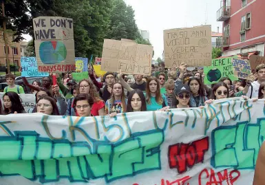  ?? (foto Errebi) ?? Protesta in verde Il corteo degli studenti e il sit-in in rampa cavalcavia che ha bloccato il traffico di corso del Popolo e via Piave