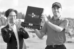  ??  ?? Justin Thomas of the US (right) poses with the trophy as Lee Jay-Hyun, chairman of the South Korean food and entertainm­ent giant CJ Group, claps during the awards ceremony after winning the CJ Cup at Nine Bridges in Jeju Island on Oct 22 file photo. —...