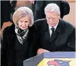  ?? FOTO: DPA ?? Bundespräs­ident Joachim Gauck und Herzogs Witwe, Alexandra Freifrau von Berliching­en, folgen dem Sarg.