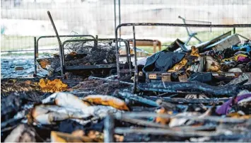  ?? Foto: Lino Mirgeler, dpa ?? Das Obdachlose­nlager unter der Isarbrücke wurde durch den Brand komplett zerstört, die Menschen verloren ihr komplettes Hab und Gut.