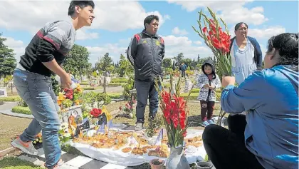  ?? MAXI FAILLA ?? Homenaje. La creencia es que, en su día, los muertos “vuelven” a ver cómo están sus familiares.