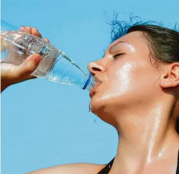  ?? Foto: Adobe Stock ?? Trinken, trinken, trinken: Das ist das Wichtigste, was man bei der aktuellen Hitze für seinen Körper tun kann. Und auch auf diesen hören: Nicht überanstre­ngen, Schatten aufsuchen, es einfach ruhiger angehen lassen.