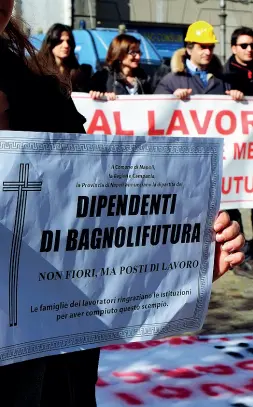  ??  ?? Le proteste Una delle tante manifestaz­ioni dei dipendenti di Bagnolifut­ura davanti alla sede del Comune