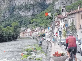  ?? FOTOS: KATJA WAIZENEGGE­R ?? Wasserspor­tler lieben den reißenden Fluss Brenta, dessen Lauf auch der Radweg folgt, wie hier im Städtchen Valstagna kurz vor Bassano del Grappa.