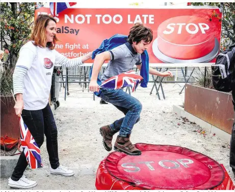 ??  ?? Auf der Insel wächst die Angst vor dem „harten Brexit“in rund 170 Tagen: Tausende Briten würden gerne die Stopp-Taste drücken
