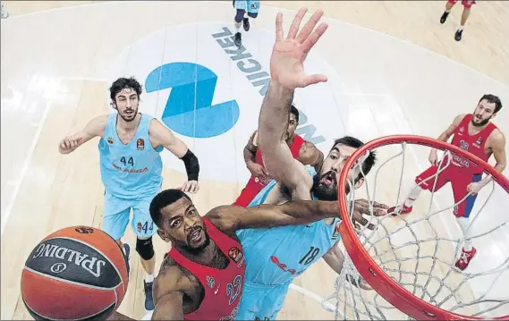  ?? FOTO: GETTY IMAGES ?? Higgins intenta una bandeja superando a Oriola en el CSKA-Barça de la pasada temporada. Los azulgrana perdieron en Moscú por 92-78 en su última visita