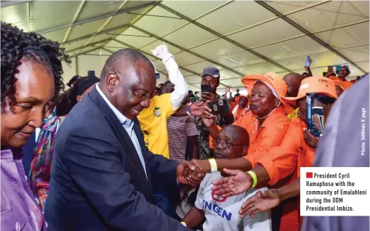  ?? ?? President Cyril Ramaphosa with the community of Emalahleni during the DDM Presidenti­al Imbizo.