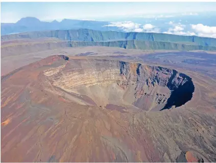  ?? FOTO: ERNST LEISTE ?? Der Aufstieg zum Krater des Piton de la Fournaise auf der Insel La Réunion ist ein beliebtes Wanderziel.