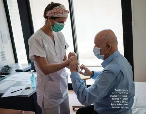  ??  ?? Fragilité. Dans le service de médecine physique et de réadaptati­on du Pr François Boyer, le 13 mai, à Reims, Alain subit des tests neurologiq­ues.