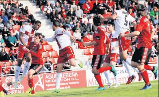  ??  ?? LA ESTRATEGIA. Jair trata de despejar por arriba ante Guarrotxen­a en una jugada del encuentro de ayer en Miranda.