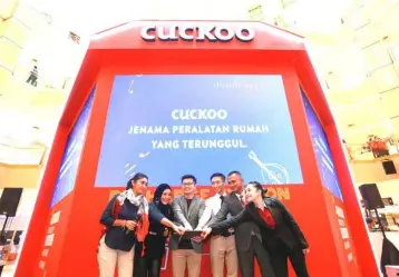  ??  ?? (From left) Hetty Sarlene and Safura Yaacob with the team of Cuckoo comprising of director of domestic sales WH Mak, Chin, natural chief officer Hazman Zakaria and chief lifestar advisor Juenna Chee.